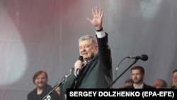 Petro Poroșenko pe Stadionul olimpic de la Kiev, la o programată dezbatere la care Zelenski nu s-a prezentat, 14 aprilie 2019