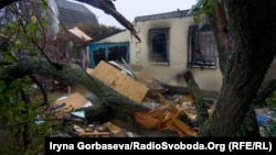 Ілюстративне фото. Наслідки обстрілу у Водяному, 13 жовтня 2016 року