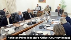 د پاکستان وزیراعظم محمد شهباز شریف د ایران د امنیتي شورا له سېکرټر علي لاریجاني او نورو چارواکو سره د لیدو پر مهال - د نومبر ۲۵مې انځور.