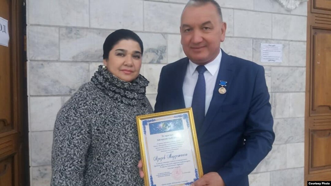 Мирза Азизов Чингиз Айтматов асарларини саҳналаштиришдаги хизматлари учун Қирғизистоннинг Чингиз Айтматов академияси махсус мукофоти билан тақдирланган эди. Бишкек, 2019 йил, февраль.