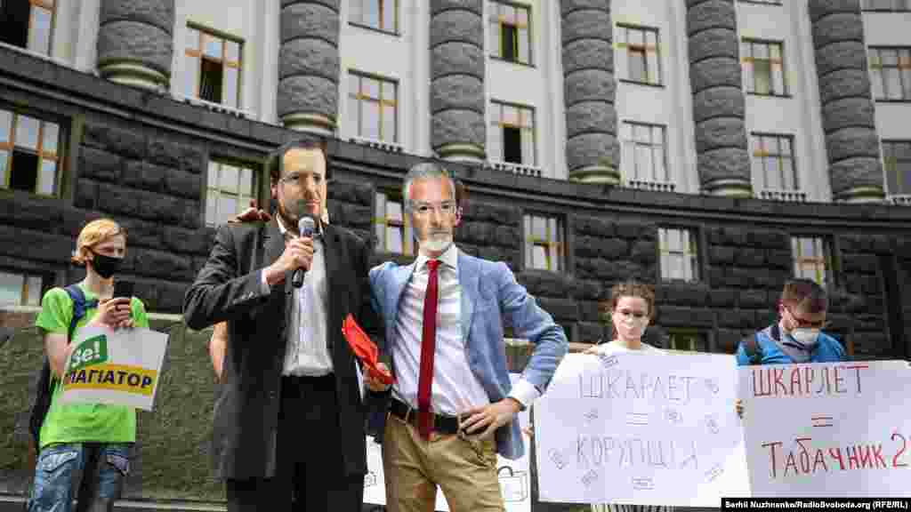 В акції взяли участь активісти, науковці та студенти. Мітингувальники тримали плакати з гаслами проти призначення Шкарлета&nbsp;