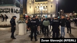 Policija legitimiše pristalice ekstremne desnice na Trgu republike u Beogradu.