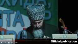 Муфтий Чечни Салах Межиев уснул перед табличкой "Магомед Даудов" во время конференции "Кто они - сунниты?" в Грозном