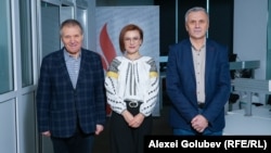 Autoarea podcastului „Dincolo de Știri”, Eugenia Crețu, alături de invitații săi, analiștii politici Igor Boțan (stânga) și Nicolae Negru, în redacția Europei Libere de la Chișinău.