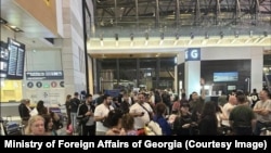 Оман әуежайында тұрған жолаушылар. Наурыз 2026 жыл.