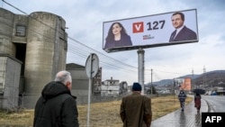 Vjosa Osmani se na februarskim izborima kandidovala za predsednicu Kosova na listi Pokreta Samoopredeljenje i dobila preko 300.000 glasova građana (predizborni bilbordi Samoopredeljenja u Hani i Elezitu, februar 2021)