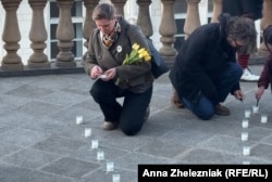 Юлія запалює свічки. Акція до четвертої річниці авіаудару по драмтеатру у Маріуполі, Прага, 16 березня 2026 року