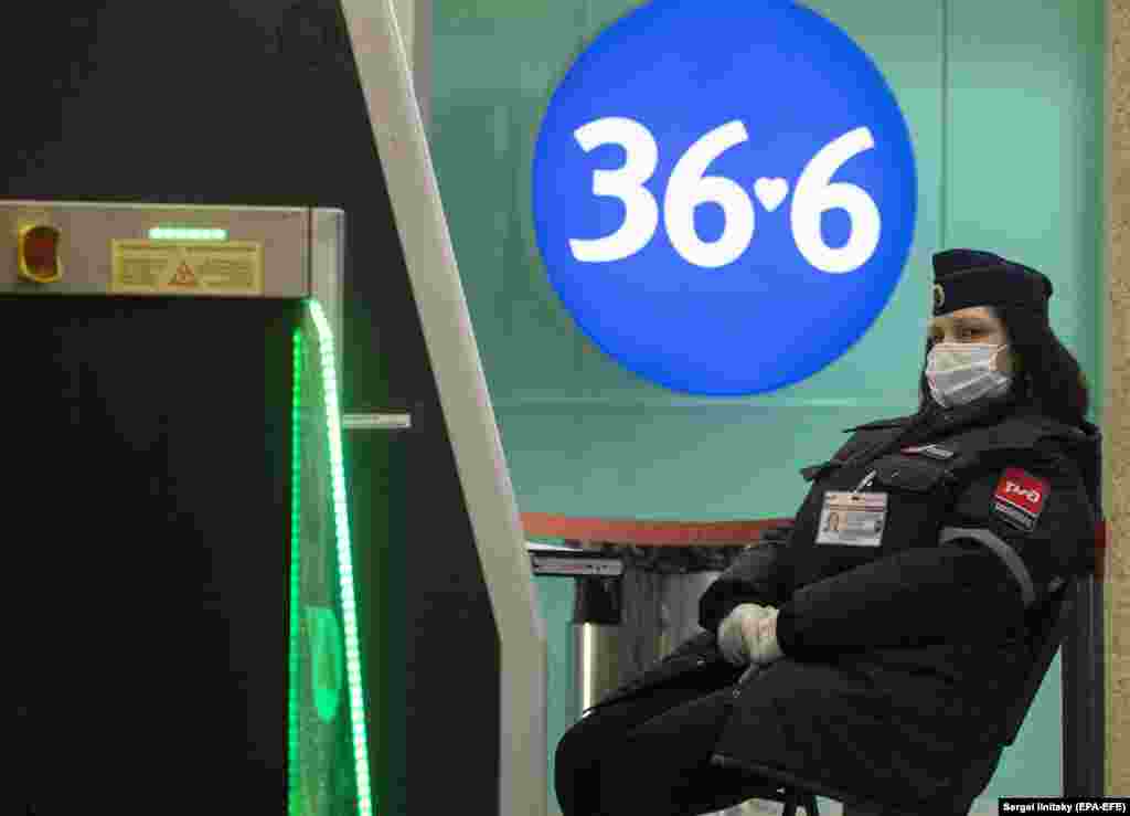 A public-transport worker at a security checkpoint at Moscow&#39;s Leningradsky railway station. (epa-EFE/Sergei Ilnitsky)