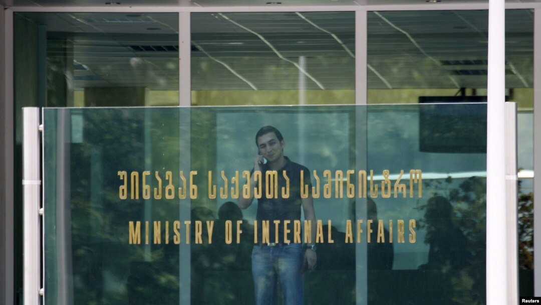 Главная проблема состоит в том, что решения предоставлять информацию общественности или нет государственные структуры принимают абсолютно произвольно