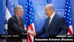 Ak tamyň milli howpsuzlyk geňeşçisi John Bolton we Ysraýylyň premýer-ministri Benýamin Netanýahu. 20-nji awgust, 2018 ý. Ierusalim şäheri