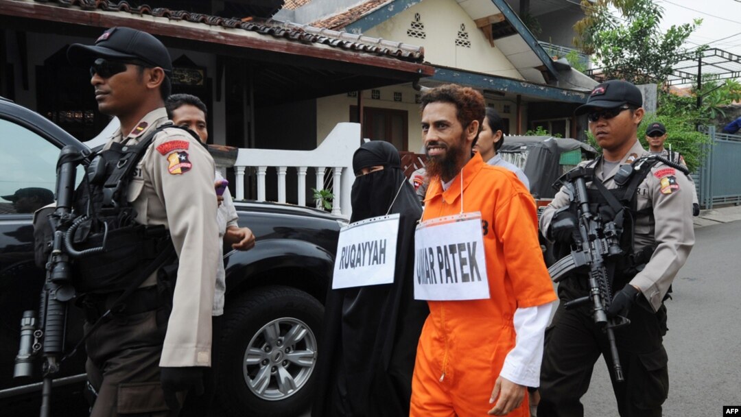 Bali bomb maker Umar Patek (centre right) 