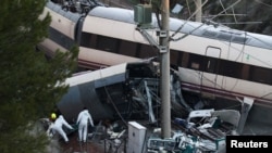 O primă teorie a investigatorilor privind cauza accidentului este că șina de tren avea o îmbinare imperfectă pe acel tronson.