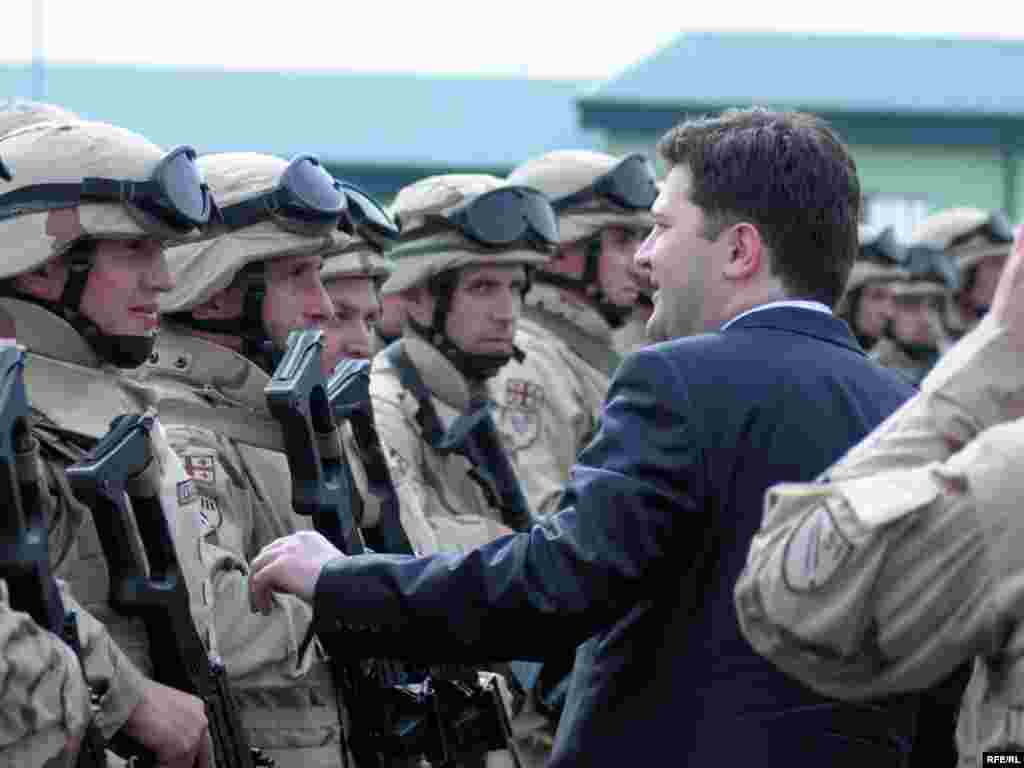 თავდაცვის მინისტრი ბაჩო ახალაია ჯარისკაცებს ემშვიდობება - ავღანეთში გაემგზავრა საქართველოს შეიარაღებული ძალების 31-ე ბატალიონი, რომელიც 7 აპრილს გააცილეს ვაზიანის სამხედრო ბაზიდან. ცერემონიაში მონაწილეობდნენ საქართველოს თავდაცვის სამინისტროს მაღალჩინოსნები და აშშ-ის საზღვაო ქვეითი ძალების სარდლობის დელეგაცია. ქართული ბატალიონი, ამერიკელ საზღვაო ქვეითებთან ერთად, ავღანეთის ჰელმანდის პროვინციაში განთავსდება.