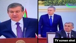Министр финансов Узбекистана Рустам Азимов (справа) стоя выслушивает критику президента Шавката Мирзияева (слева) в свой адрес. 