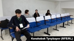 Конституция жобасы бойынша референдумге дауыс беру учаскесінде отырған байқаушылар, Алматы, 15 наурыз, 2026 жыл.