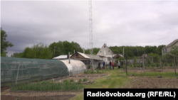 Родина з прифронтового села самотужки вирішила прорвати інформаційну блокаду і встановила у власному городі тридцятиметрову вежу