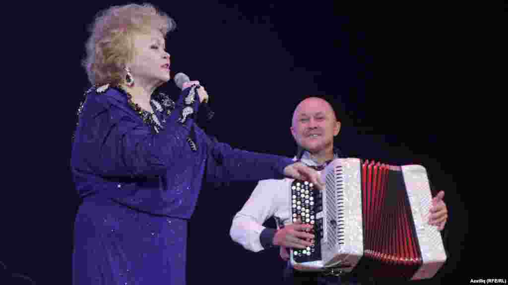 Хәмдүнә Тимергалиева белән композитор, баянчы Альфред Якшембетов