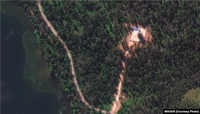 Një imazh satelitor i ofruar nga Maxar Technologies tregon një sistem mbrojtës ajror të instaluar në rezidencën e Putinit në Valdai.
