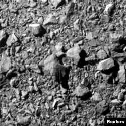 Ultima imagine surprinsă de DART, la 12 kilometri distanță și cu 2 secunde înainte de impactul cu asteroidul Dimorphos.