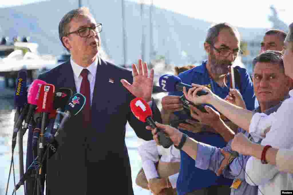 Predsjednik Srbije Aleksandar Vučić razgovara sa novinarima u Porto Montenegro pred početak samita. 