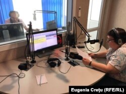 În studioul Europei Libere, pregătind emisiunea electorală specială, jurnalista Valentina Ursu, 11 iulie 2021