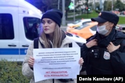 Журналистка "Важных историй" Ирина Долинина на одиночном пикете возле здания Минюста