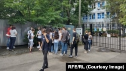 Evaluarea Naţională pentru elevii clasei a şasea, care fusese programată în această săptămână, a fost amânată din nou, prin ordin al ministrului Educaţiei.
