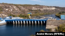 Nodul Hidroelectric Naslavcea văzut din amonte. Cunoscut și ca CHE Dnestrovsk-2 sau Нижньодністровська ГЕС, în ucraineană, este o centrală hidroelectrică pe firul apei, adică nu are lac de acumulare, dar cu ajutorul ei poate fi reglat debitul apei în aval.