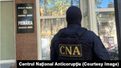 Printre cei percheziționați de CNA sunt mai mulți funcționari publici din Orhei: primarul și viceprimarul municipiului, agenți constatatori, dar și consilieri raionali.