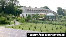 A hatvanpusztai birtokra Orbán Viktor a mai napig mezőgazdasági épületként hivatkozik. Az ingatlanról Hadházy Ákos független országgyűlési képviselő rendszeresen közöl képeket és más információt