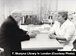 Фота з адной зь першых паездак а. Аляксандра Надсана ў Беларусь з гуманітарнай дапамогай. Захоўваецца ў Беларускай бібліятэцы і музэі імя Ф. Скарыны ў Лёндане