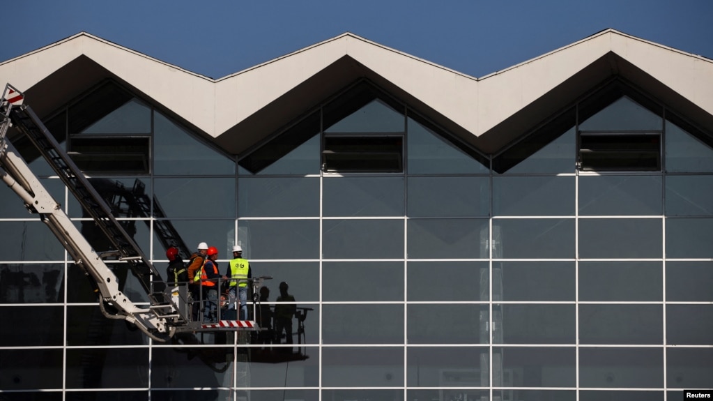 The concrete canopy of the Novi Sad station building collapsed on November 1. 15 people died and two were seriously injured. In the photo: Workers the day after the collapse, November 2, 2024.