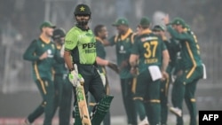 د جنوبي افریقا لوبغاړي د بابر اعظم په سوځولو خوشالي کوي - د نومبر څلورمې انځور.