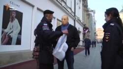 Трьох активістів у масках із «обличчям Путіна» затримали в центрі Москви (відео)