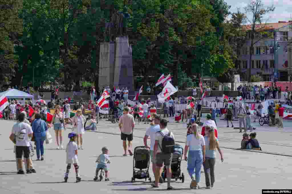 Мітынг на Катэдральнай плошчы ў Вільні каля помніку Гедзіміну