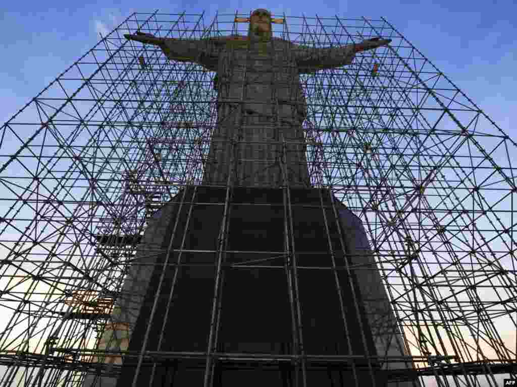 Статую Хрыста Збаўцы ў Рыо дэ Жанэйра падрыхтавалі да ачысткі. 