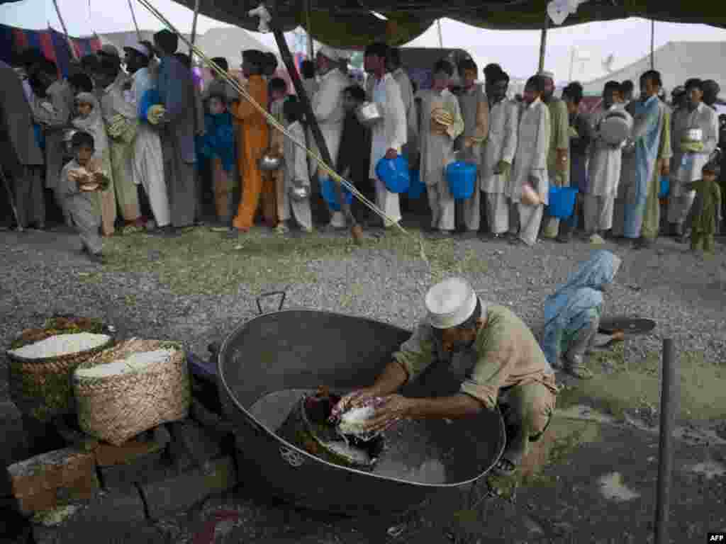 Pakistan - Hrana za izbjegle - Čekanje u redu za hranu u Chota Lahore campu u Swabi distriktu, oko 150 km sjeverozapadno od Islamabada. 
