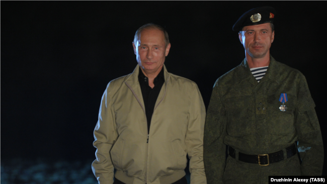 Президент России Владимир Путин (слева) и полковник Владимир Белявский (справа) на полигоне «Раевский», Краснодарский край, Россия, 2012 год