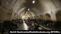 Ресей күштерінің әуе шабуылы кезінде Киев метросын паналап отырған адамдар. 28 шілде, 2025 жыл.