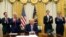 Președintele american Donald Trump este aplaudat de membri ai administrație după ce s-a anunțat că Israelul și Emiratele Arabe Unite au semnat acordul de normalizare a relațiilor, Washington, 13 august 2020.