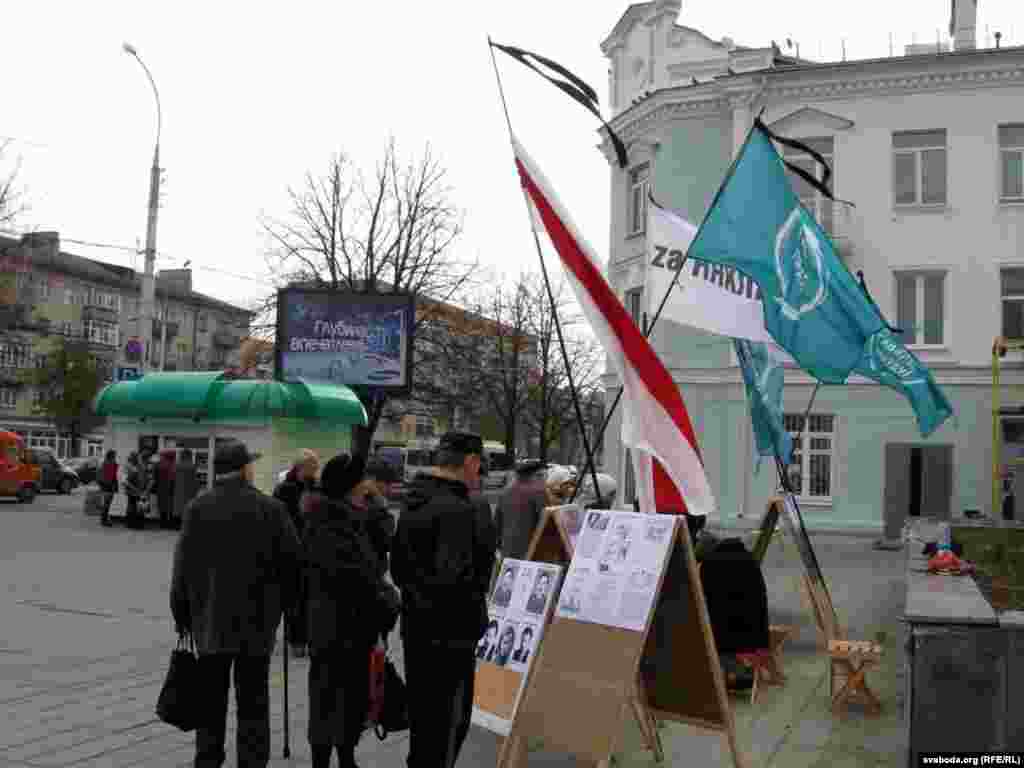 Збор подпісаў за дэмакратычных кандыдатаў у Гомелі. 