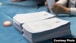 Бюллетени на референдуме по новой Конституции в избирательном участке №232 в Алматы. 15 марта 2026 года. Фото Наны Иксановой