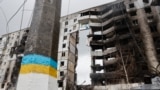 Через Бородянку пролягав основний шлях наступу російських військ на Київ у 2022 році. Такий вигляд мали знищені військами Росії житлові багатоквартирні будинки по вулиці Центральна у квітні 2022 року (ліворуч) та квітні 2025-го (праворуч).<br><br>Oдин зі зруйнованих будинків демонтовано, інший чекає висновку будівельної експертизи