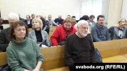 Валянціна Аксак і Ўладзімер Арлоў на судзе за ўдзел у мітынгу ў Менску, 10 сьнежня