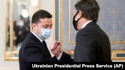 Ентоні Блінкен (праворуч) підтвердив, що розмова стосувалася реформ, і вказав на те, що в Україні є групи інтересів, зацікавлені їм протидіяти