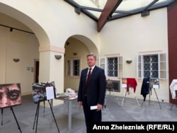 Посол України в Чехії Василь Зварич під час виставки  «Війна. Зроблено в Росії» в Чеському Парламенті 