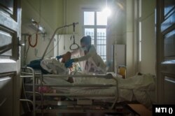 Ápoló lát el egy beteget az Országos Korányi Pulmonológiai Intézet tüdőbelgyógyászati osztályán 2021. február 18-án