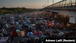 Pamje të migrantëve nga Haiti nën urën Del Rio në Teksas. Shtator 2021.