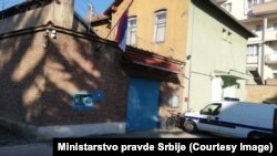 Objekti Uprave za izvršenje krivičnih sankcija Ministarstva pravde za pritvor osoba koje krše meru samoizolacije nalaze se u Pirotu (na fotografiji) na jugoistoku Srbije , Vršcu, na severoistoku zemlje, i u Požarevcu, oko 80 kilomatara istočno od Beograda.