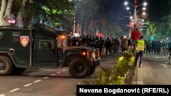 Vozilo Žandarmerije i policijski kordon u Bulevaru kralja Aleksandra tokom demonstracija u Beogradu, 28. jun 2025.